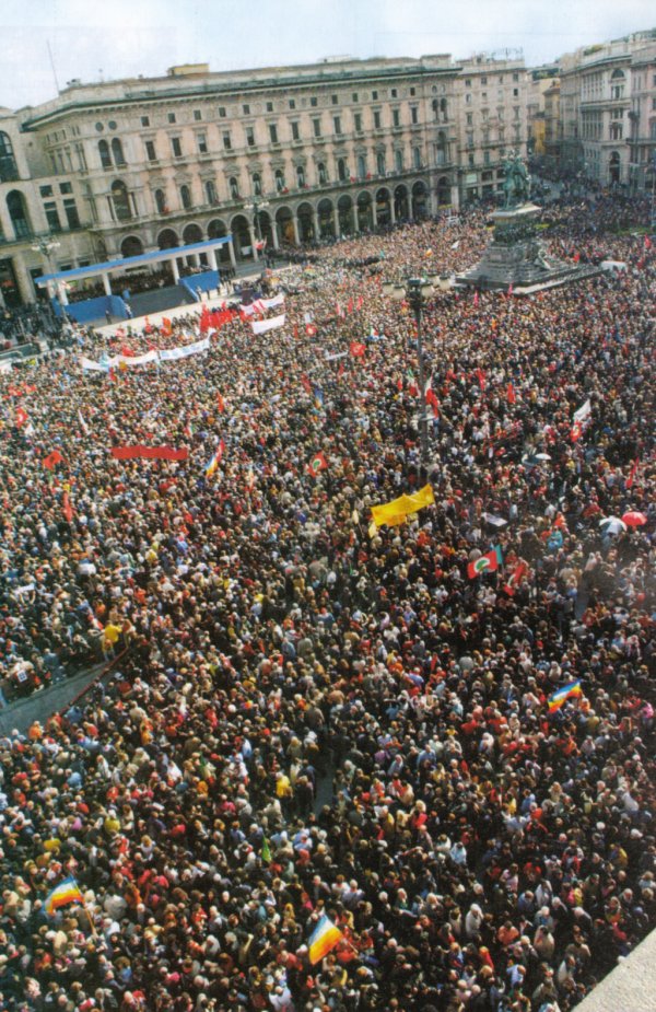 25 aprile 2005, Milano: Manifestazione per il 60° anniversario della Liberazione. Al centro, lo striscione giallo dell’UAAR