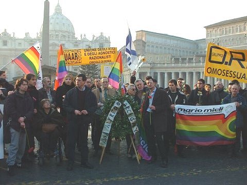 13 gennaio 2002, Roma: manifestazione davanti piazza San Pietro per Alfredo Ormando