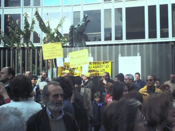 10 marzo 2002: L'UAAR a guardia del cavallo.