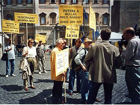 11 giugno 2002: Un momento della manifestazione a Montecitorio. Con il berretto, il nostro inimitabile segretario Giorgio Villella