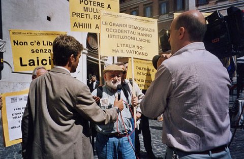 11 giugno 2002: il nostro segretario Giorgio Villella intervistato dalla TV (non si sa quale)