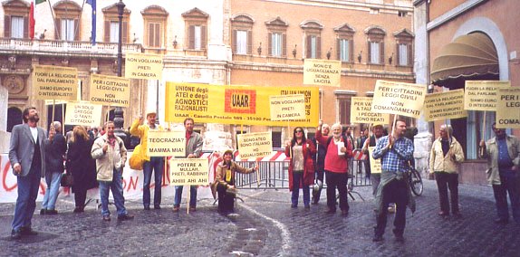 17 novembre 2002: Passeggiata laica. Piazza di Montecitorio.