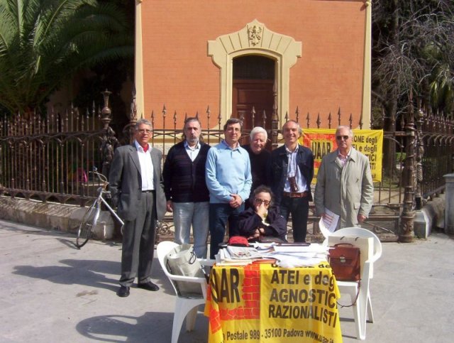 29 marzo 2005, Palermo: Sit-in dell’UAAR contro la messa all’Università Statale