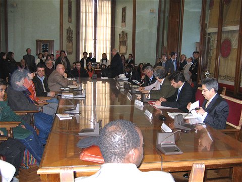 Il tavolo della conferenza stampa del 9 febbraio 2006 alla Sala delle Bandiere