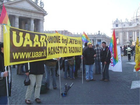 13 gennaio 2007, Roma: manifestazione davanti piazza San Pietro per Alfredo Ormando