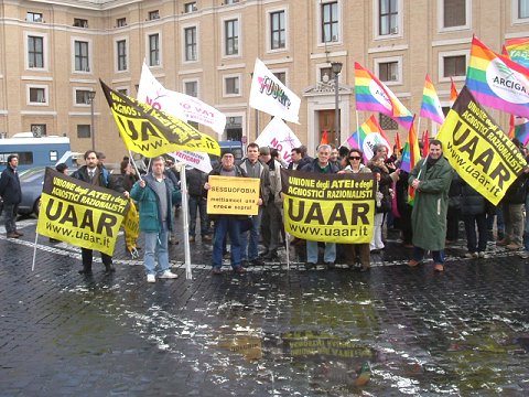 13 gennaio 2008, Roma: manifestazione davanti piazza San Pietro per il decennale della morte di Alfredo Ormando